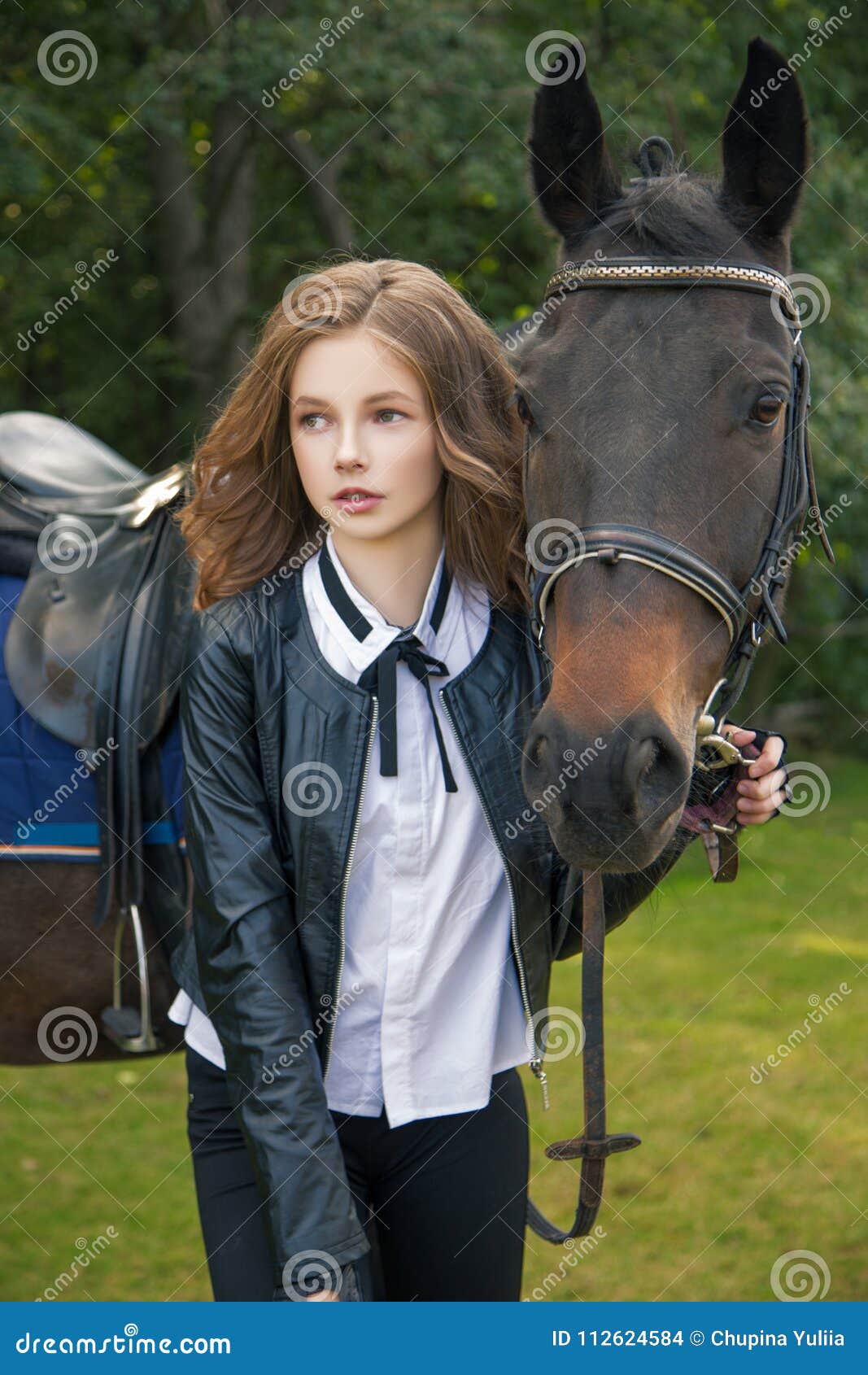 Adolescente De Fille Avec Un Cheval Photo stock - Image du