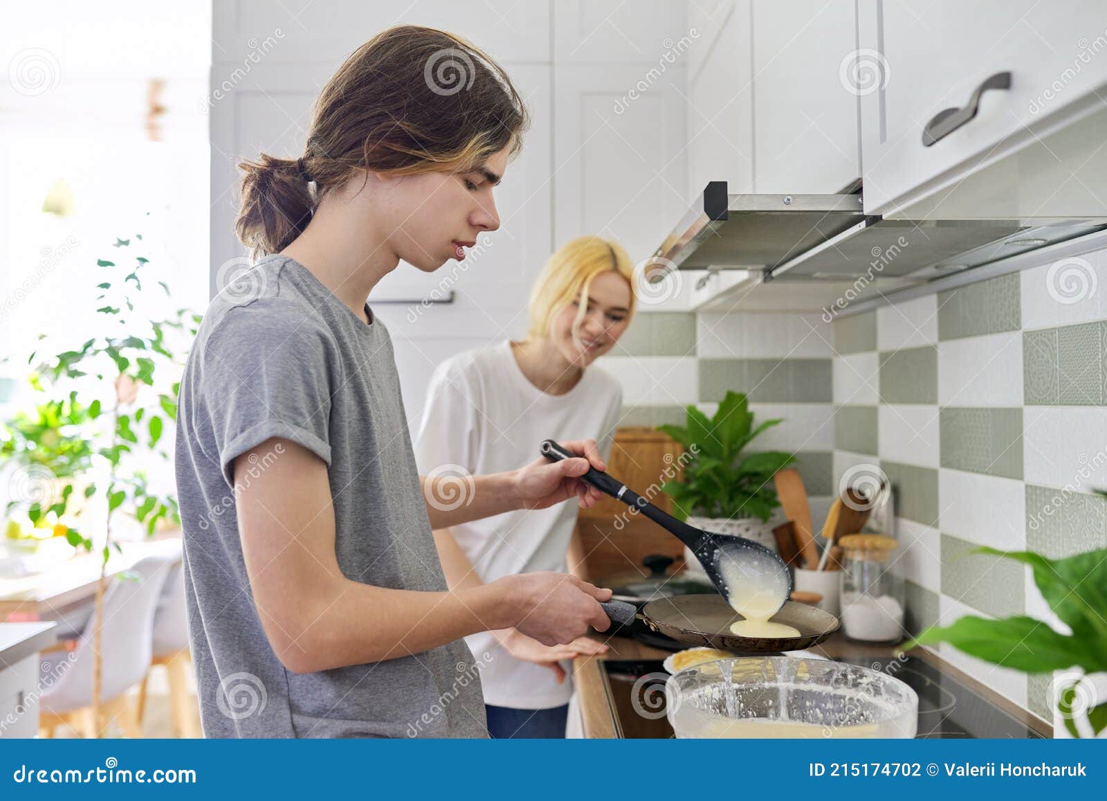 Adolescente E Garota Cozinhando Panquecas No Fogão Da Cozinha Juntos Foto  de Stock - Imagem de sorrir, aprendizagem: 215278464