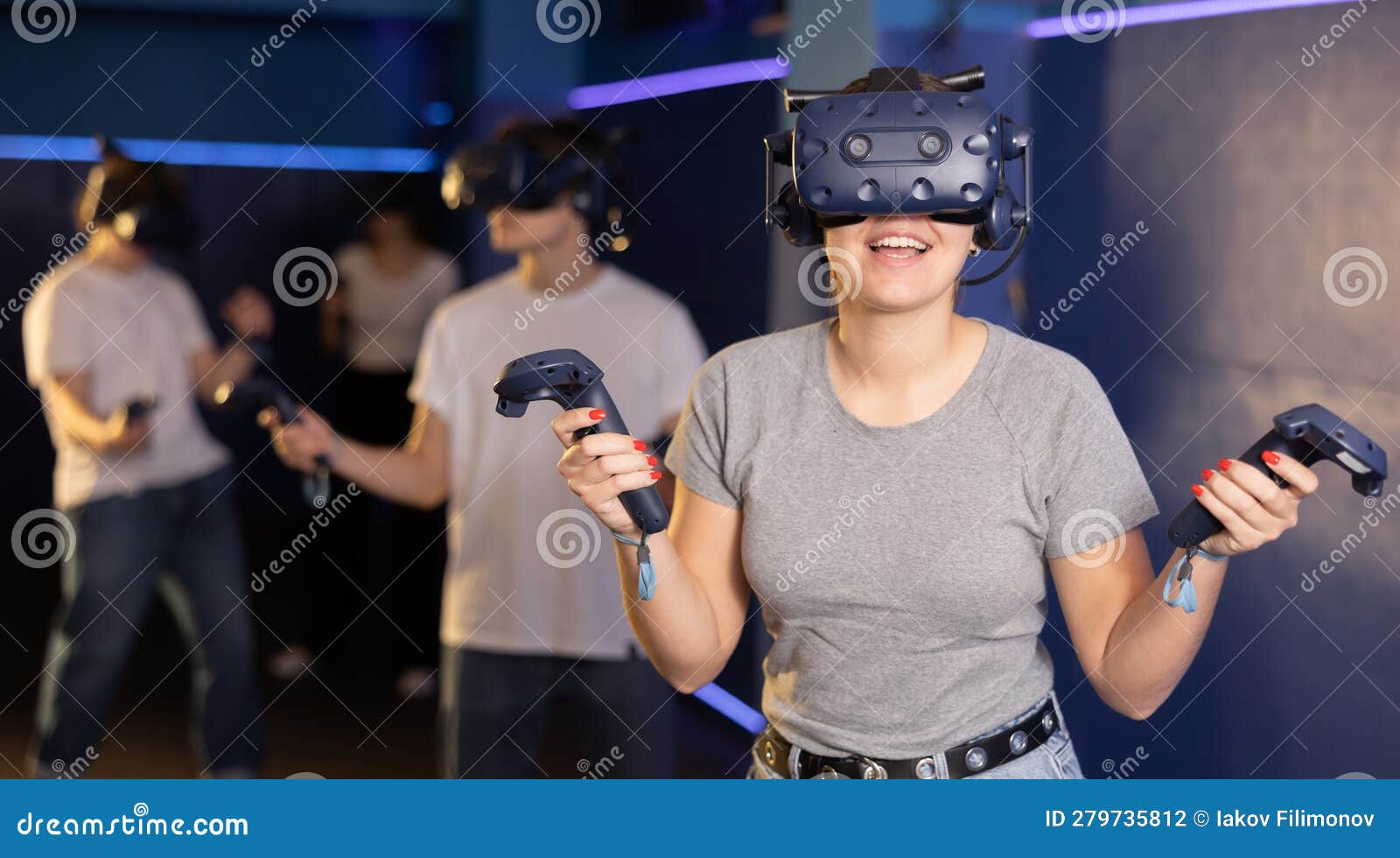 Adolescente Em óculos De Realidade Virtual Com Joystick Jogando Um Jogo De  Sobrevivência Na Selva De Tons Do Futuro Foto de Stock - Imagem de  capacete, inglês: 279735812