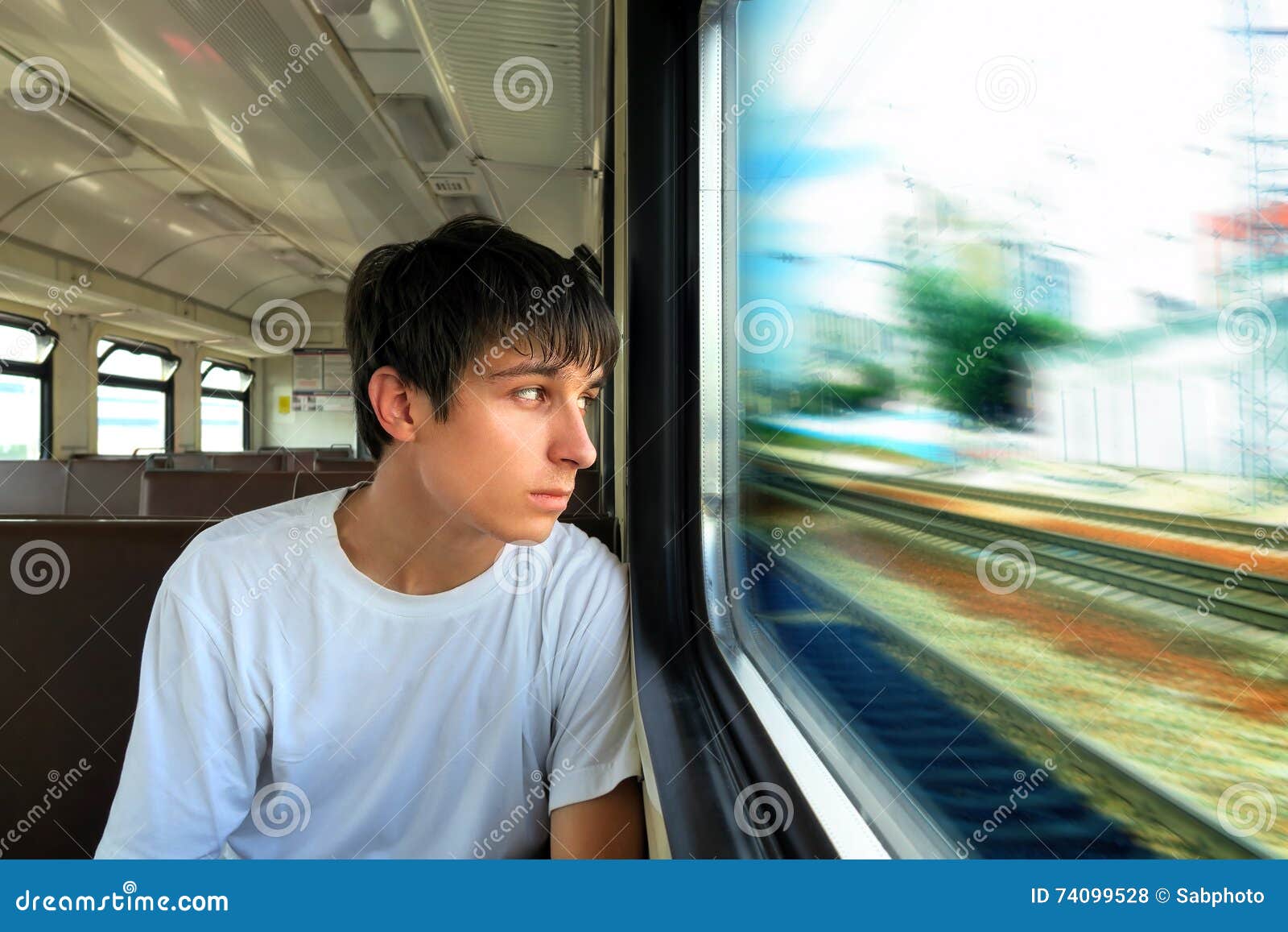 3,767 Tren Triste Fotos de stock - Fotos libres de regalías de Dreamstime, image size:1600x1157