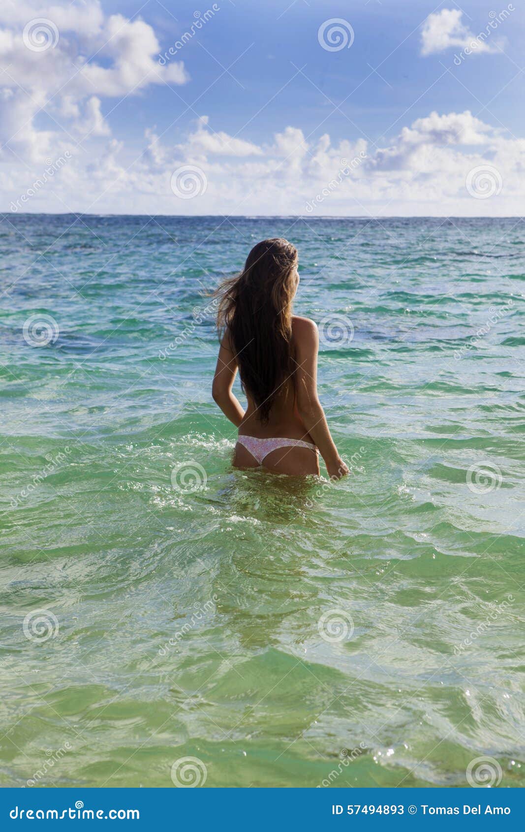 Adolescente en la playa. Adolescente hermoso en bikini en una playa de Hawaii