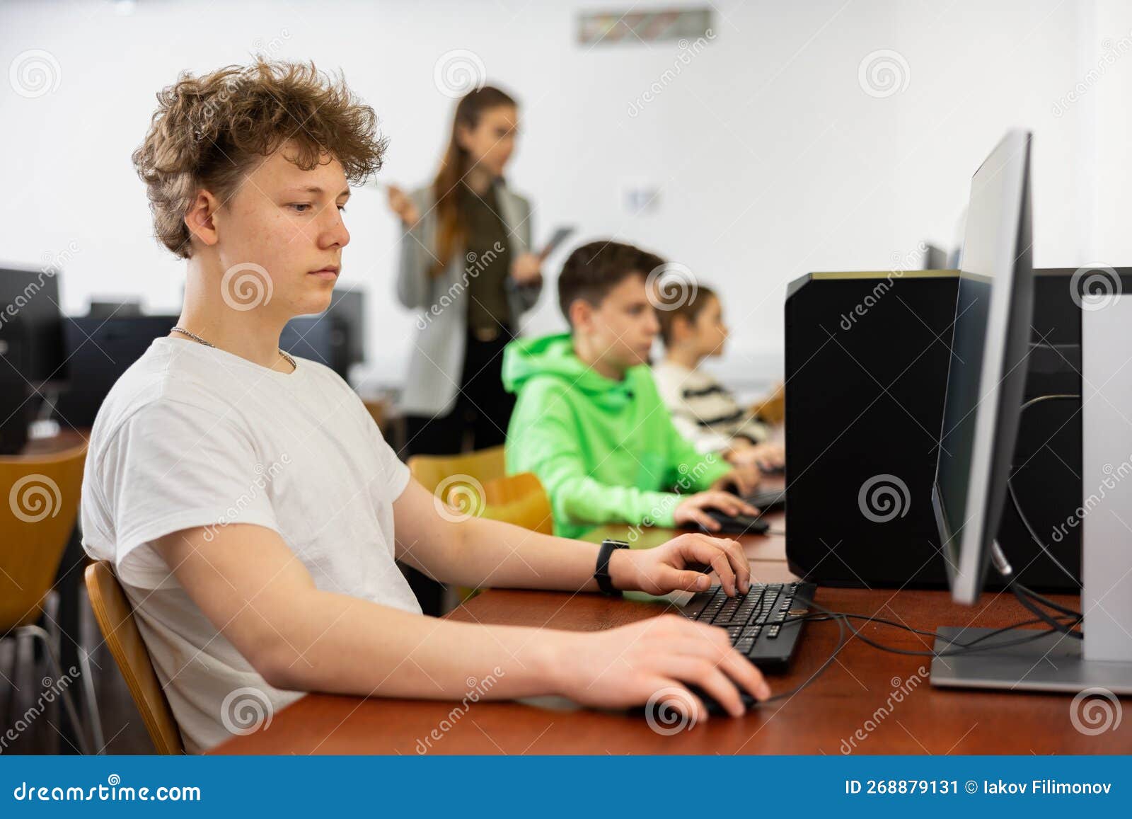 Aula de xadrez no laboratório de informática