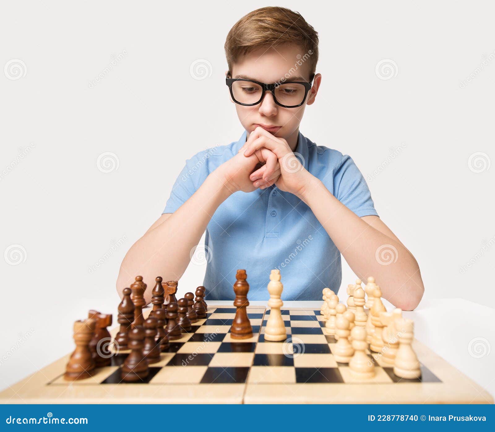 Criança brincando de xadrez criança jogando jogo de tabuleiro pensamento  infantil brainstorming e ideia no jogo de xadrez escola de xadrez e  conceito de educação