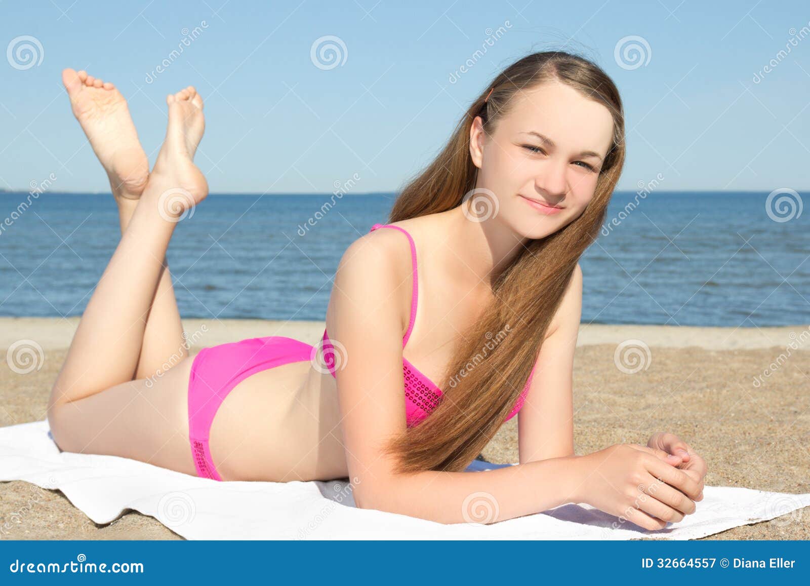 Adolescente No Biquini Cor De Rosa Que Encontra Se Na Praia Imagem De Stock Imagem De Retrato