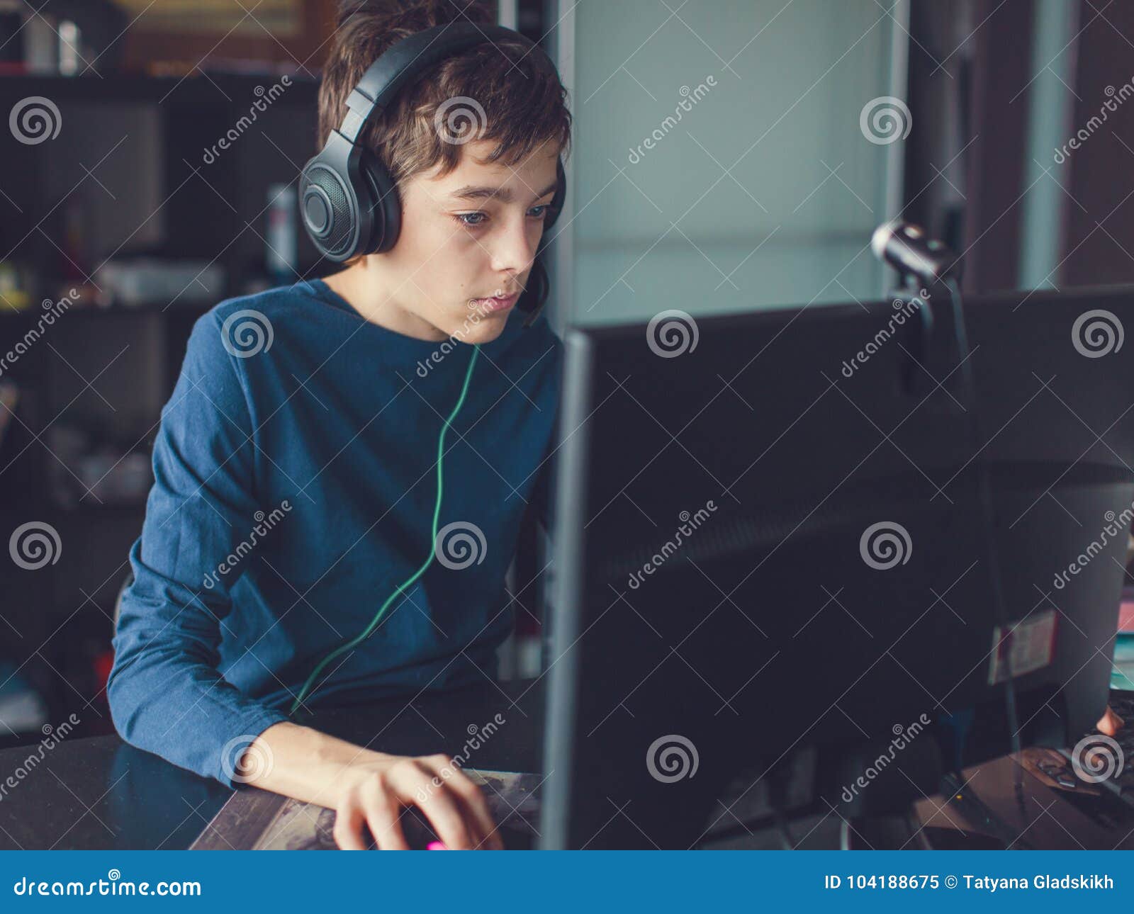 Dois Garotos Jogando Jogos De Computador No PC Desktop. Atividade De  Toxicodependência Moderna Para Crianças. Irmãos E Amigos Joga Imagem de  Stock - Imagem de jogos, tela: 244595167