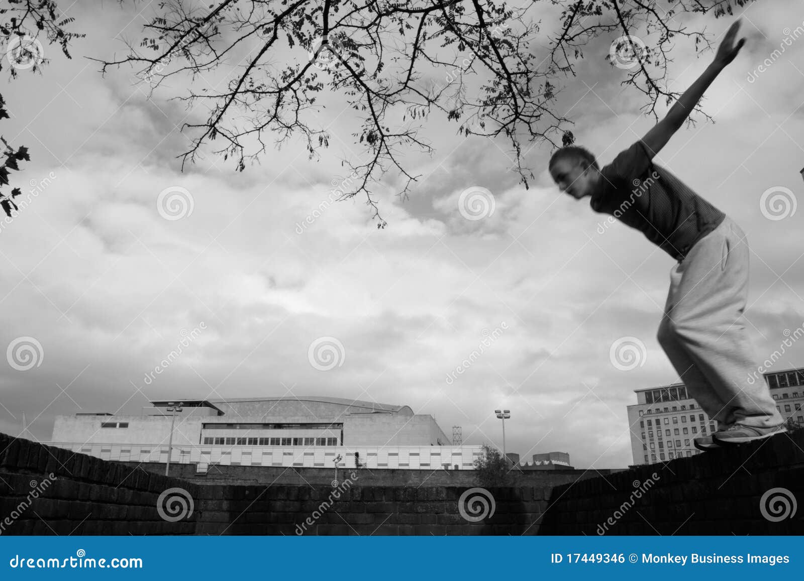 Adolescente que practica el funcionamiento libre al aire libre