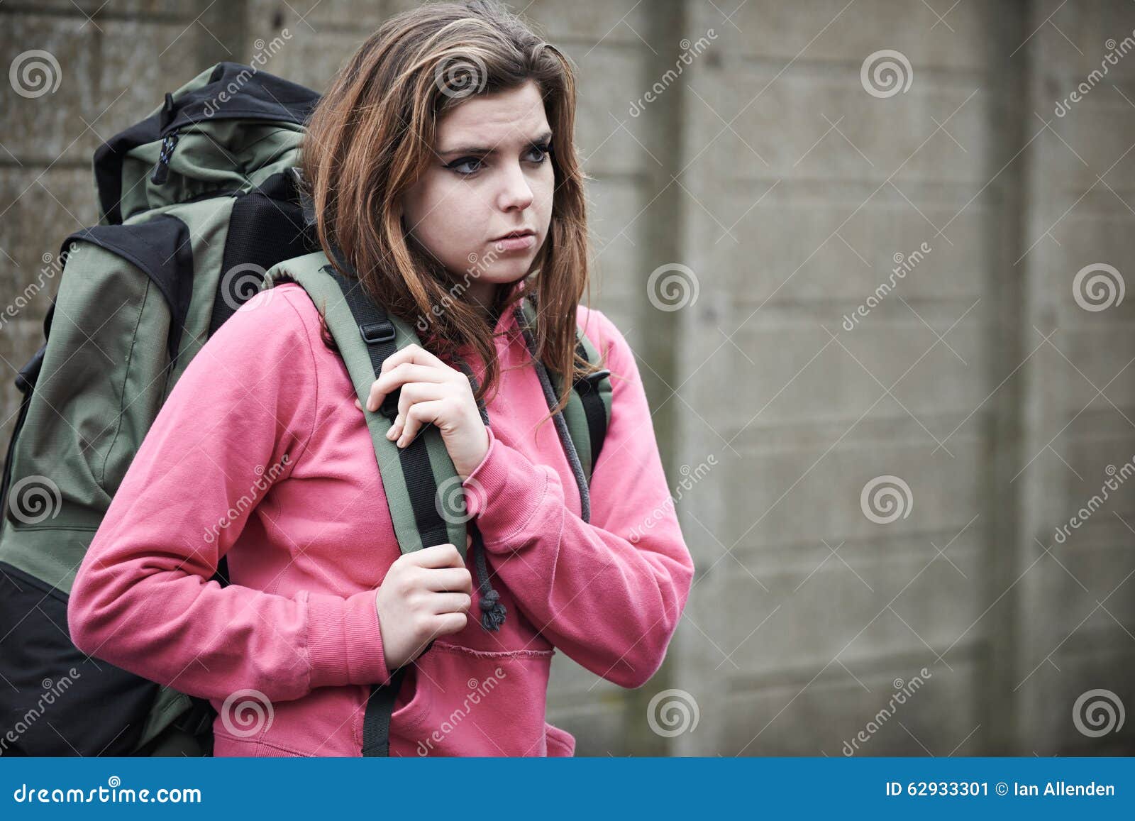 Adolescente sin hogar infeliz en las calles con la mochila