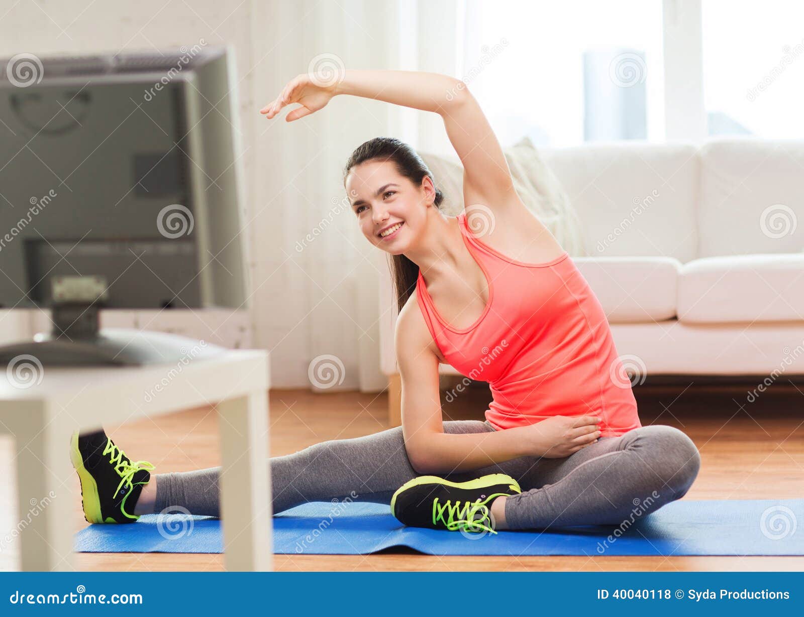 Adolescente Sonriente Streching En Piso En Casa Foto De Archivo Imagen De Adolescente