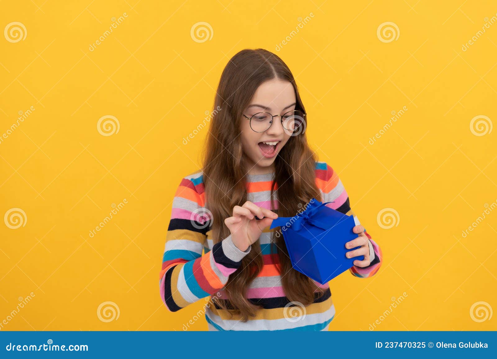 Adolescente Surprise Fille Dans Lunettes Boîte Ouverte. Jour De Boxe.  Cadeau Et Cadeau Acheter Image stock - Image du bonheur, fille: 237470325