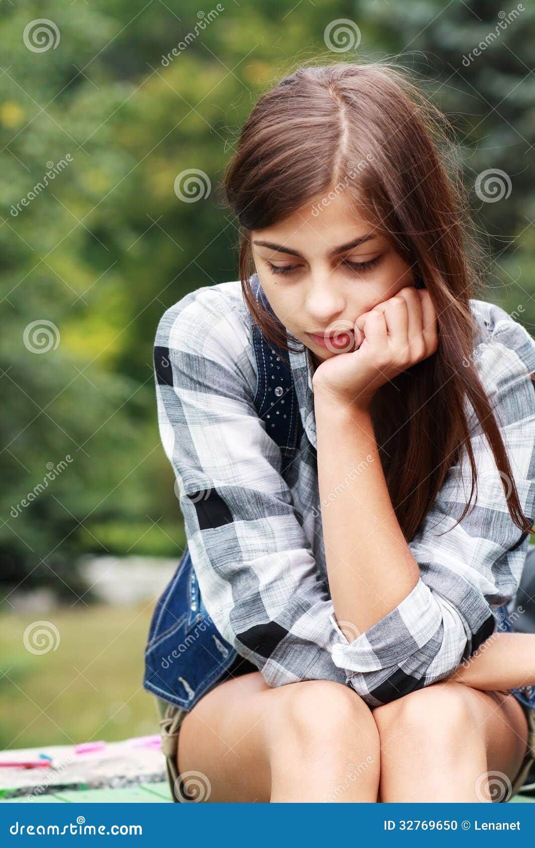 triste mulher ou adolescente menina olhando Foto stock 270757580