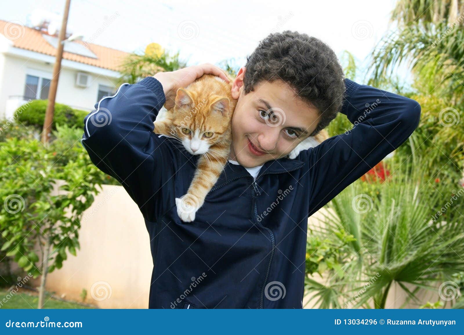 Adolescente Bonito Da Menina 10-11 Anos Que Guardam Um Gato Foto de Stock -  Imagem de longo, povos: 72766462