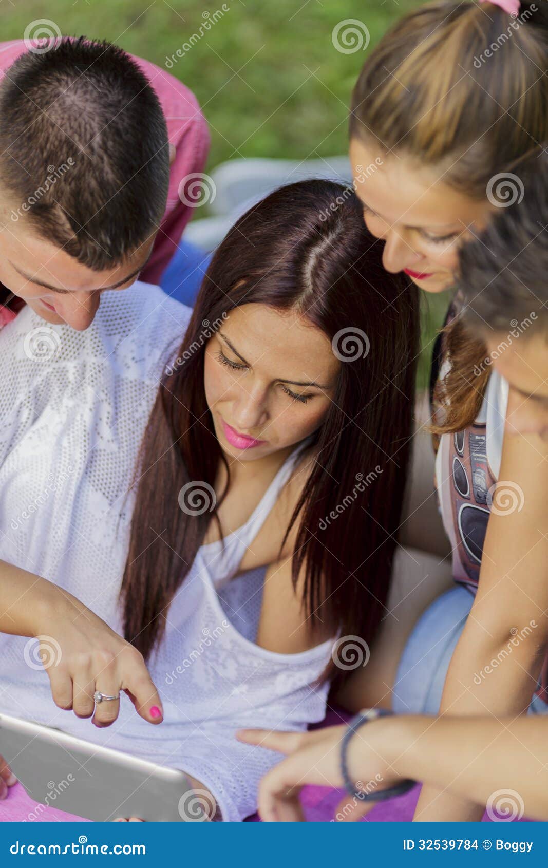 Adolescentes en el parque con la tableta