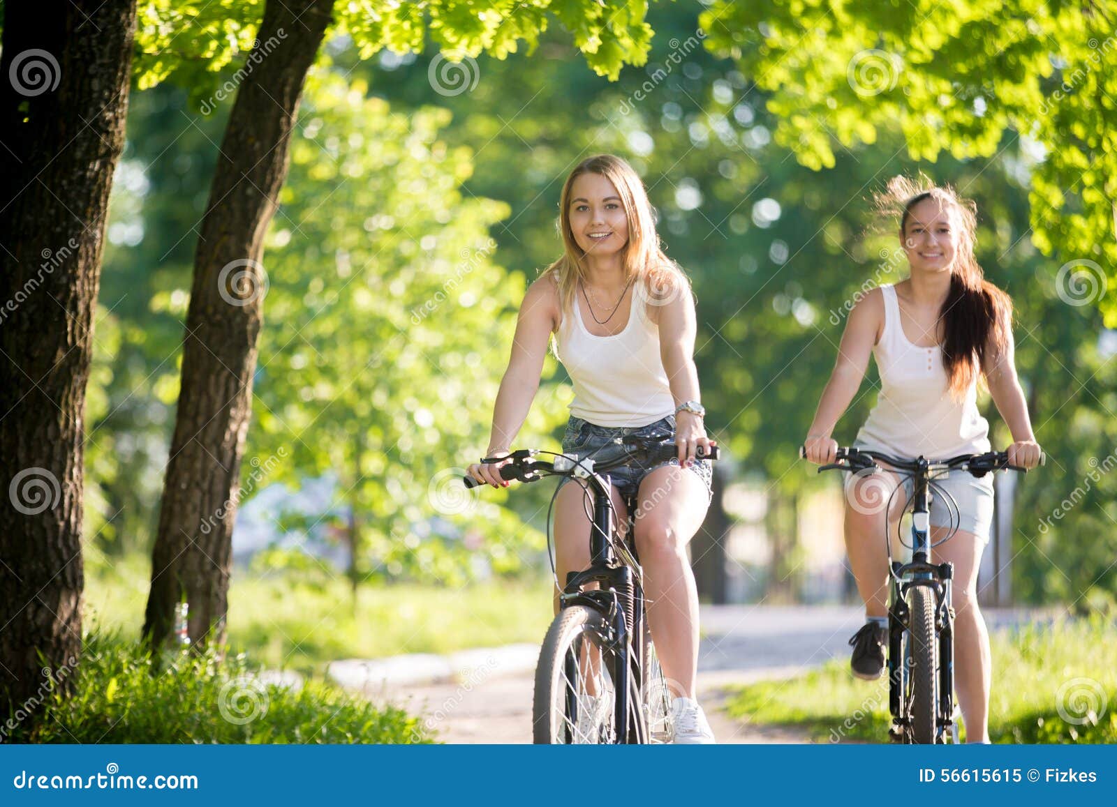 Adolescentes En Paseo De La Bicicleta Imagen de archivo Imagen de alegre, lifestyle 56615615