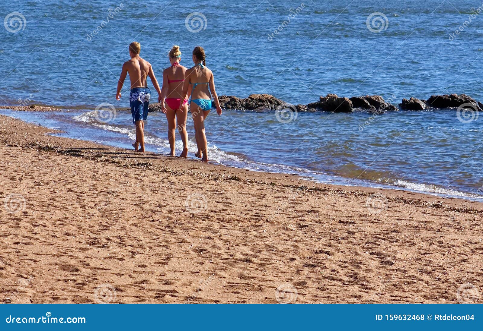 Adolescentes En Traje De Baño Y Bikinis En La Playa Foto de archivo