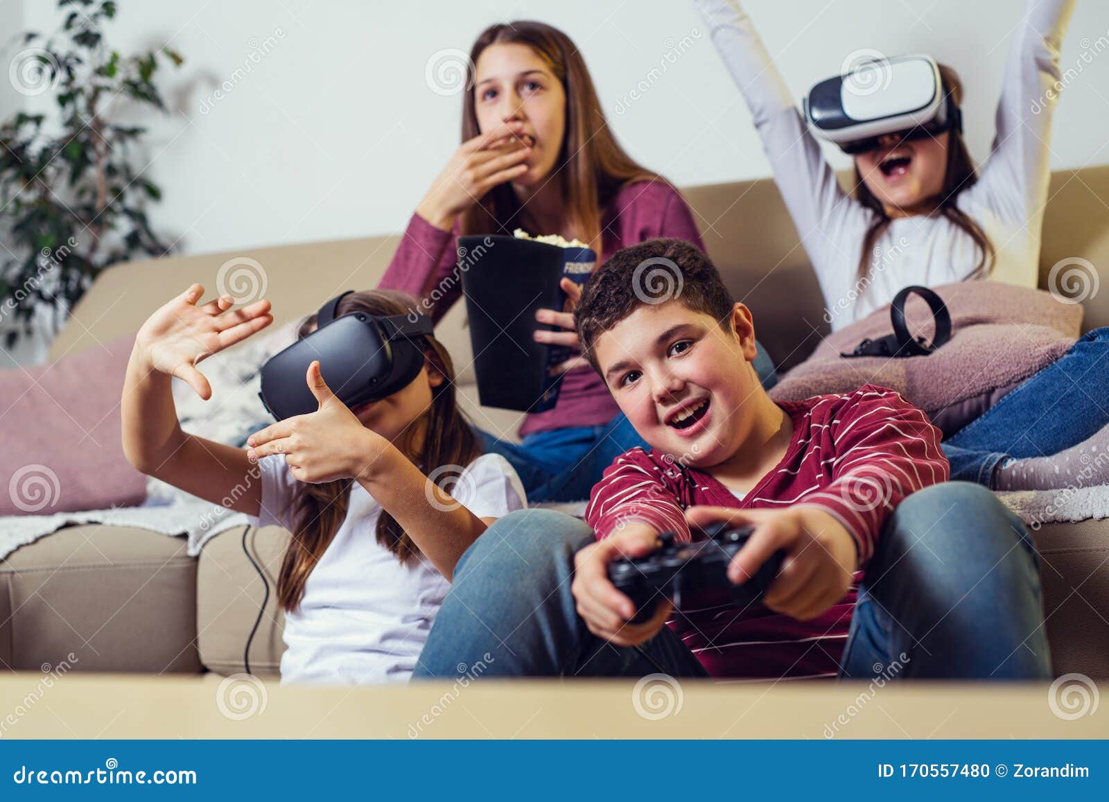 Adolescentes Jugando Videojuegos En Casa Foto De Archivo Imagen De Juegos Sonrisa