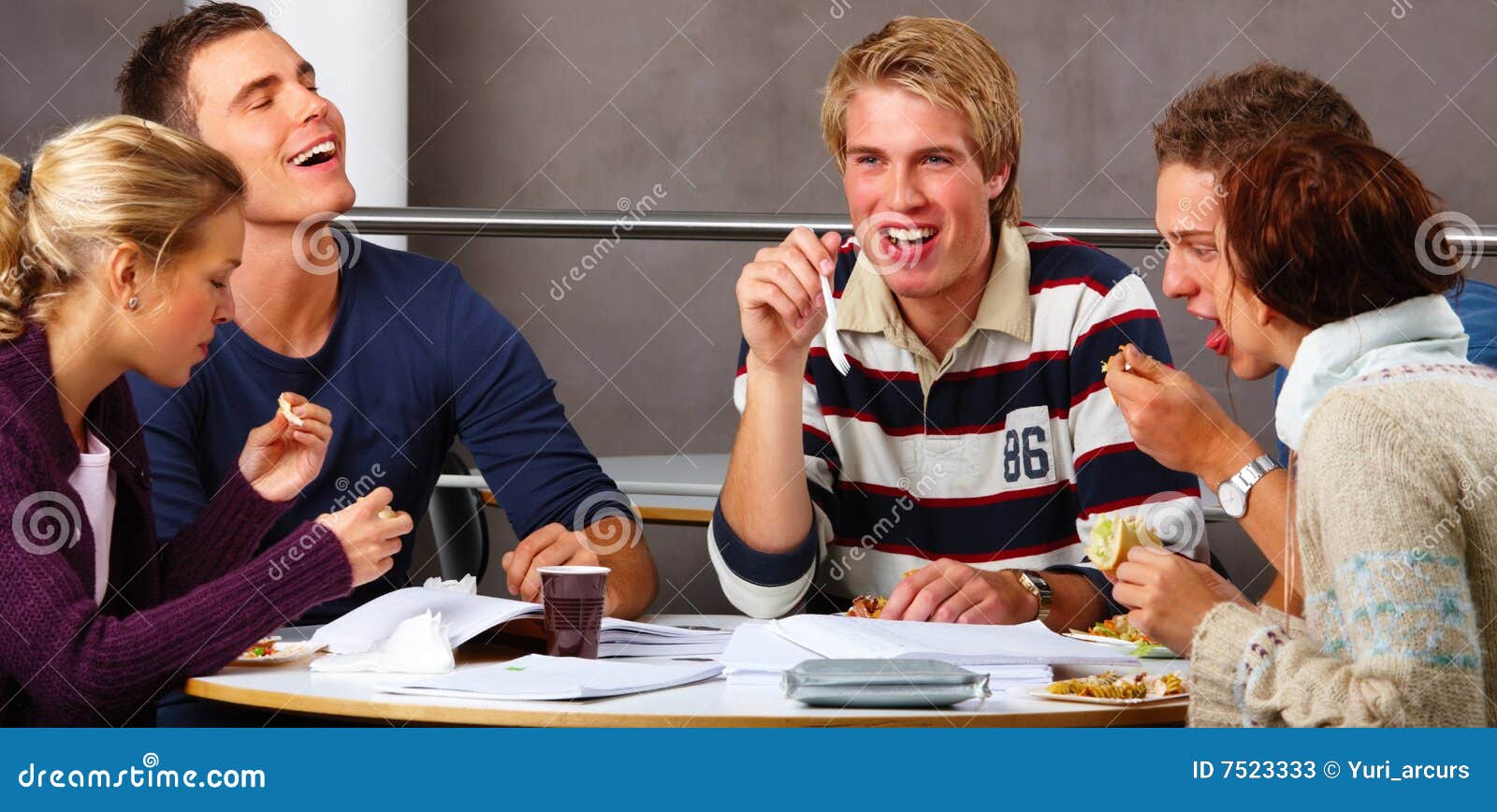 Adolescentes modernos - estudantes que comem seu almoço