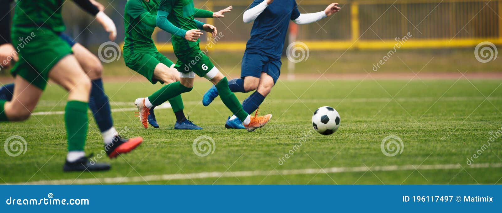 Dois Jogadores De Futebol Correndo E Dando Pontapés. Jogadores De Futebol  Adultos Competem No Jogo De Futebol Foto de Stock - Imagem de verde, duelo:  211382810