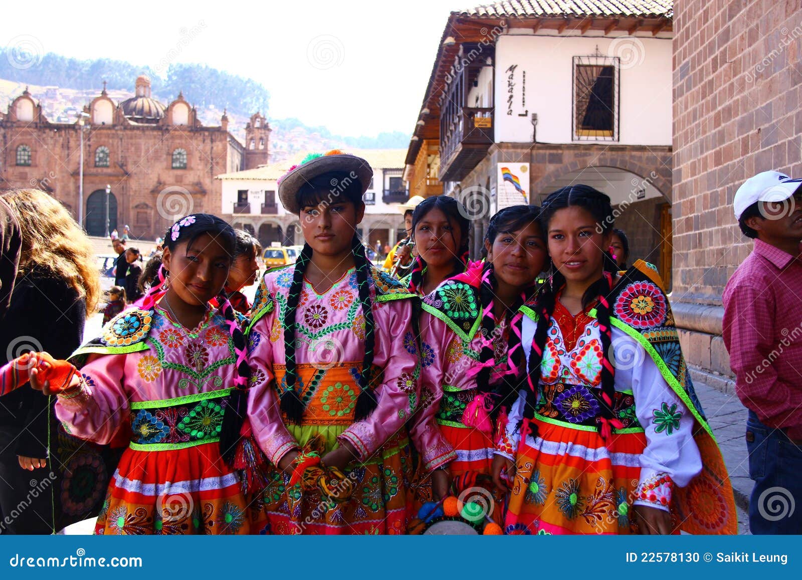 adolescentes-peruanos-en-la-ropa-tradici