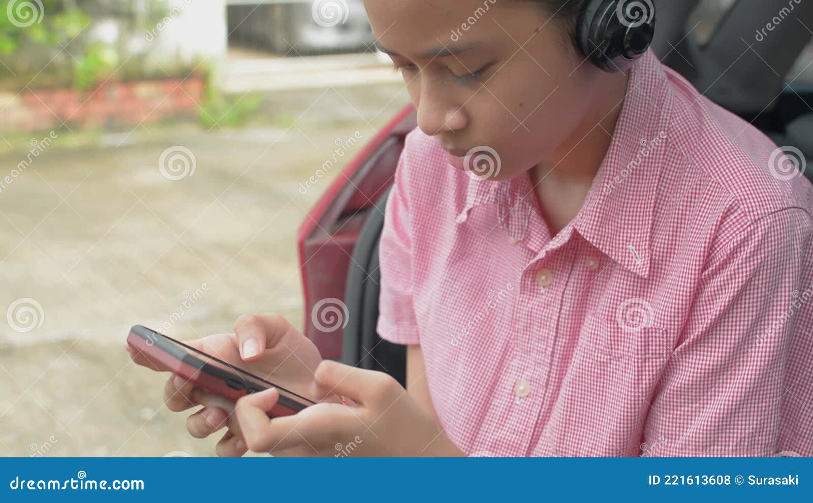 Linda garota asiática usando fone de ouvido aprendendo música de