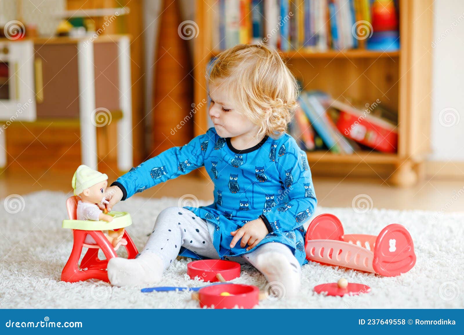 Foto de Menina Pequena Bonito Adorável Da Criança Que Joga Com Boneca  Criança Saudável Feliz Do Bebê Que Tem O Divertimento Com Jogo De Papel  Jogando A Matriz Em Casa Ou Berçário
