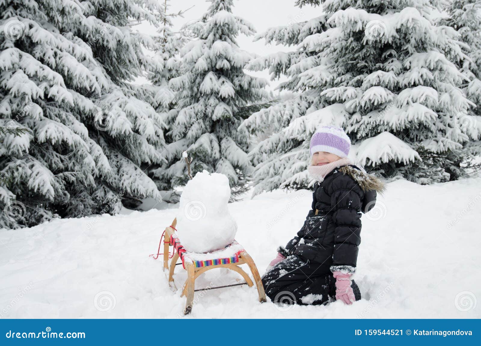 Adorable Adolescente Divirtiéndose En Feliz Invierno Con Mucha Nieve Y Pequeño Muñeco De Nieve Imagen de archivo - Imagen de divirtiéndose, pequeño: 159544521