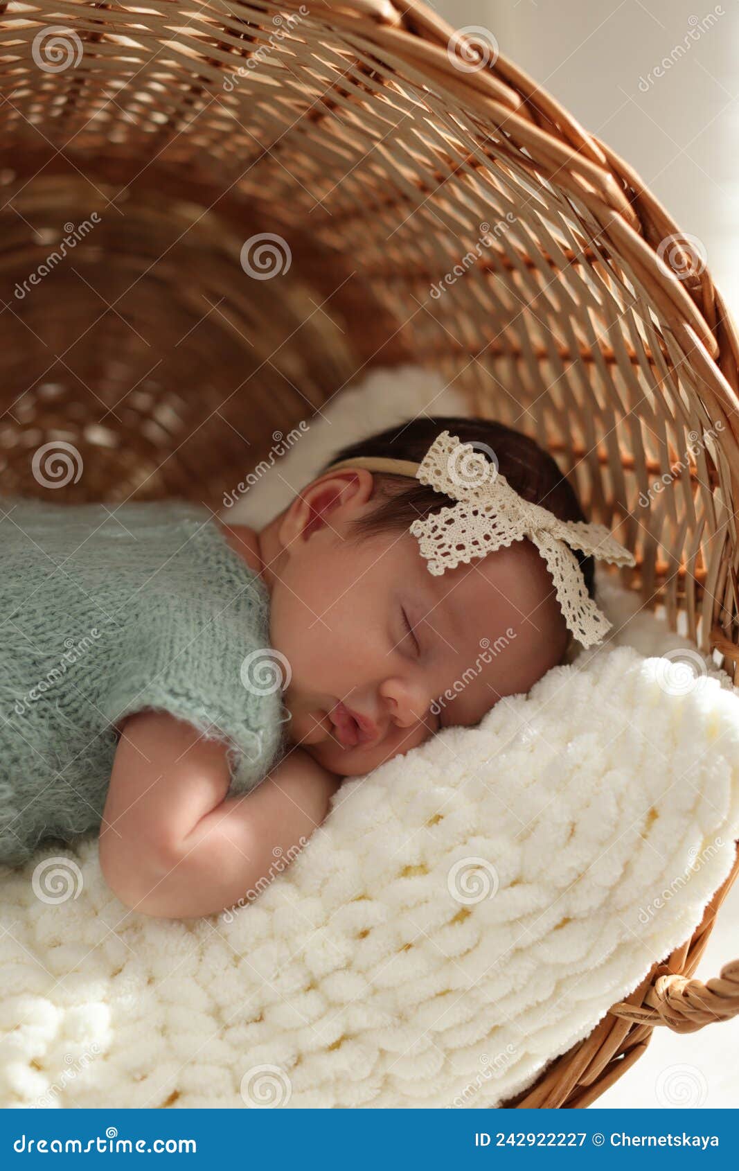 Niña Bebé Recién Nacido, Durmiendo En Una Canasta De Mimbre. Fotos