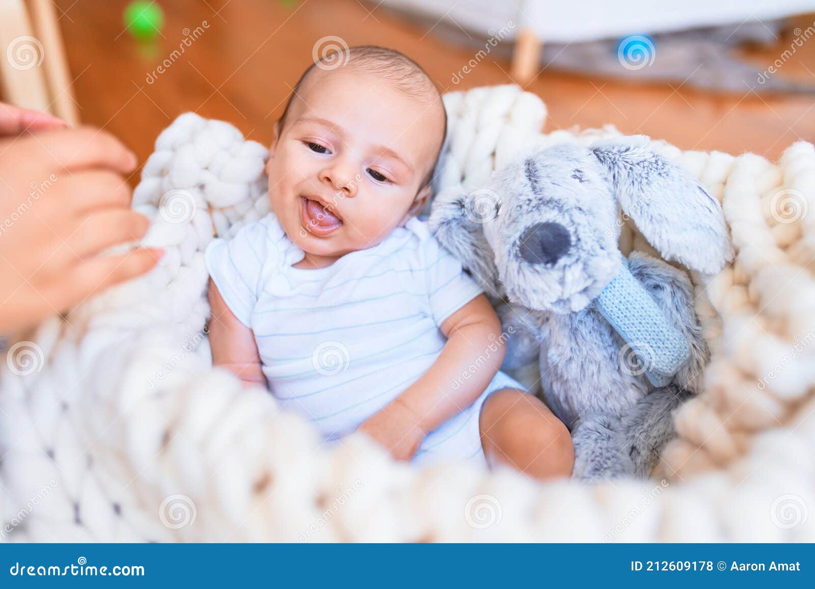 Adorable Bebé Tumbado Sobre La Manta En El Suelo En Casa Foto de archivo -  Imagen de lindo, feliz: 212609178