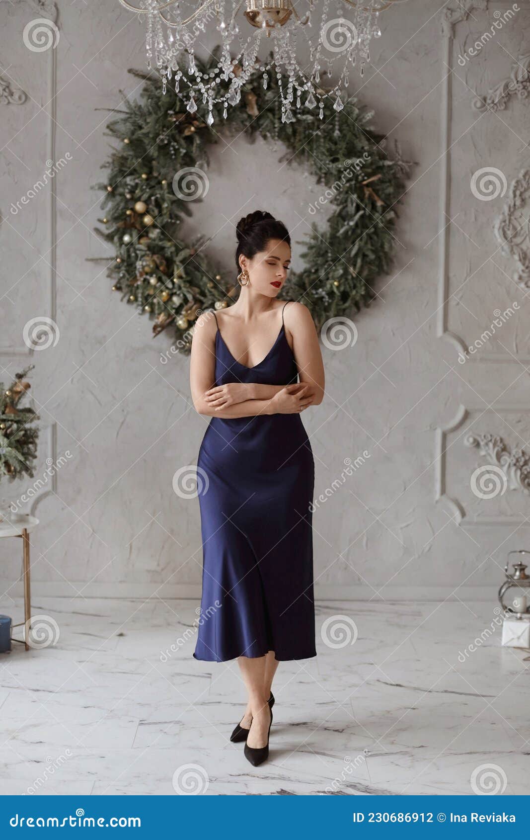 Adorable Chica Con Un Elegante Vestido Azul Oscuro Frente a La Decoración  Navideña. Una Modelo Femenina Adorable Con Traje De Moda Foto de archivo -  Imagen de belleza, anuncio: 230686912
