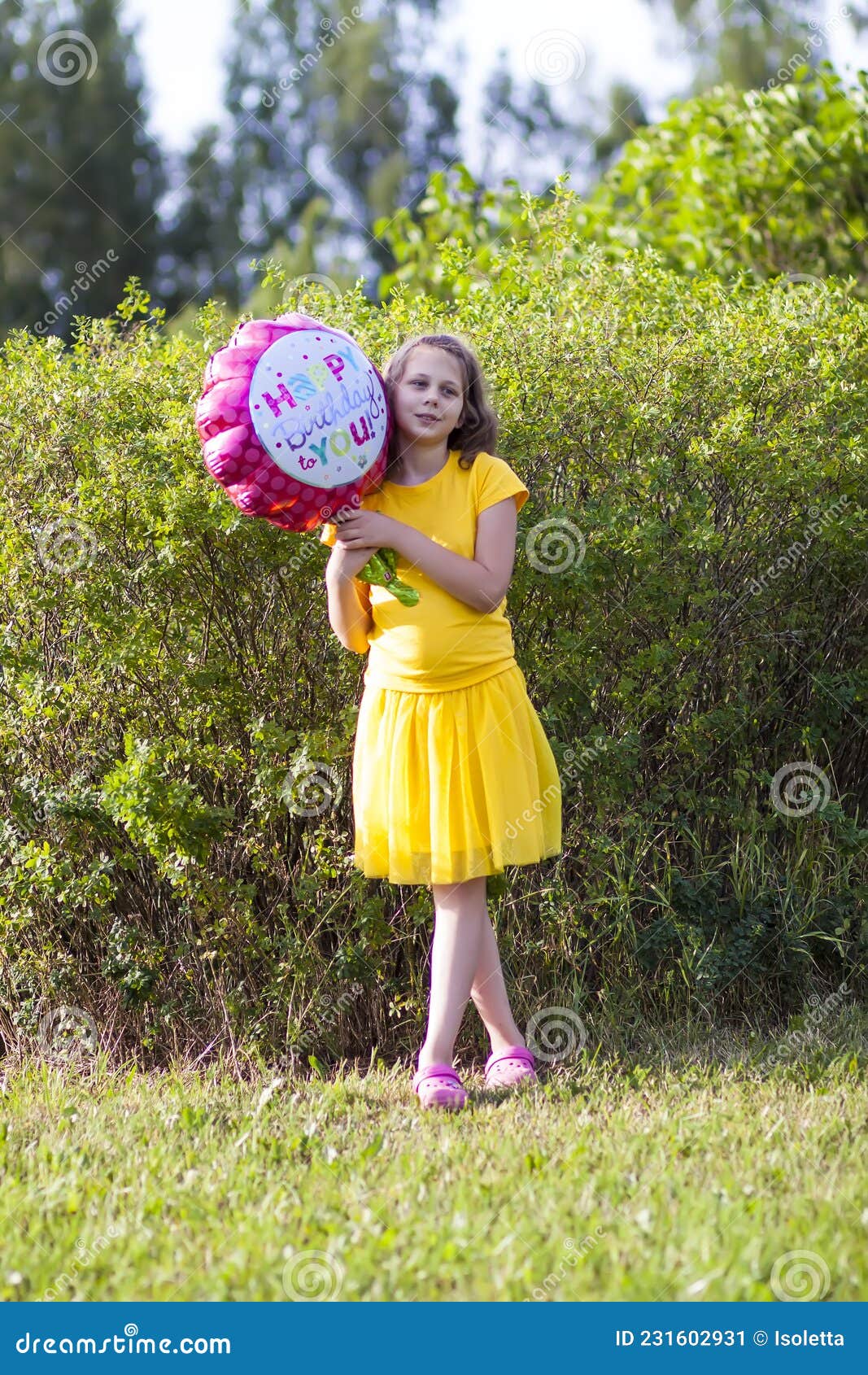 Bébé Garçon Adorable Jouant Avec Du Ballon De Plage Jaune Image
