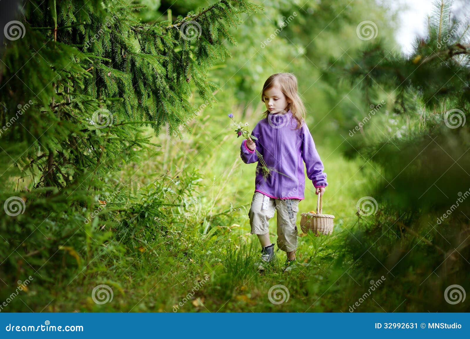 Гуляла девочка в лесу. Девочка гуляет в лесу. Маленькая девка в лесу. Прогулка в лесу дети лето. Маленький ребенок в лесу.