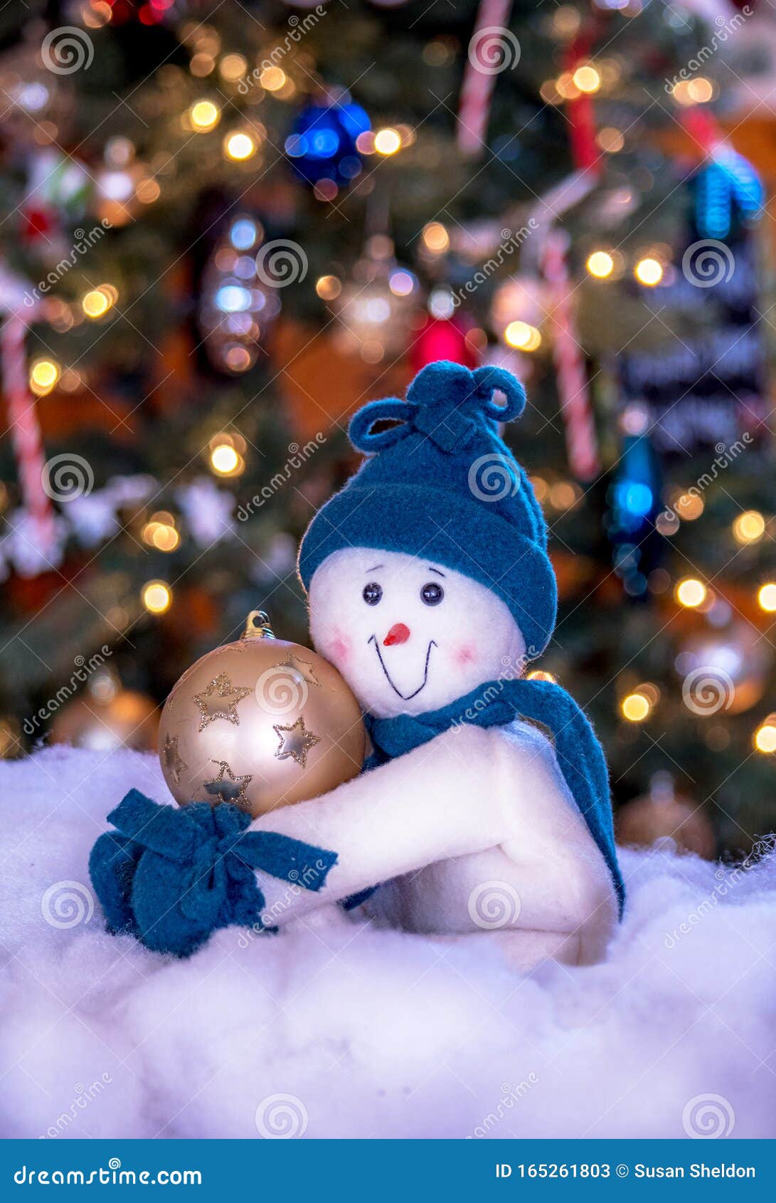 A fondo Discriminatorio Habitar Adorable Muñeco De Nieve Posa De Un árbol De Navidad Imagen de archivo -  Imagen de azul, tarjeta: 165261803