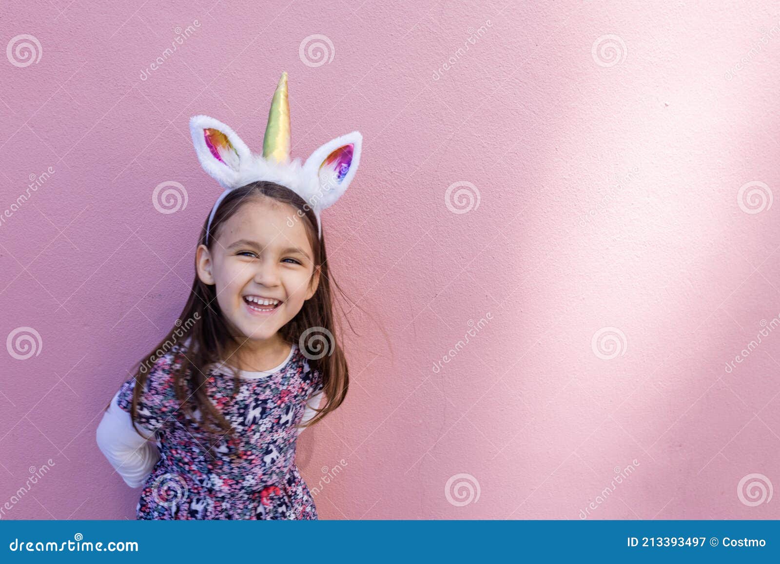 Adorable Niña Con Una Diadema Unicornio Con Fondo Rosa Imagen de archivo -  Imagen de alegre, manera: 213393497