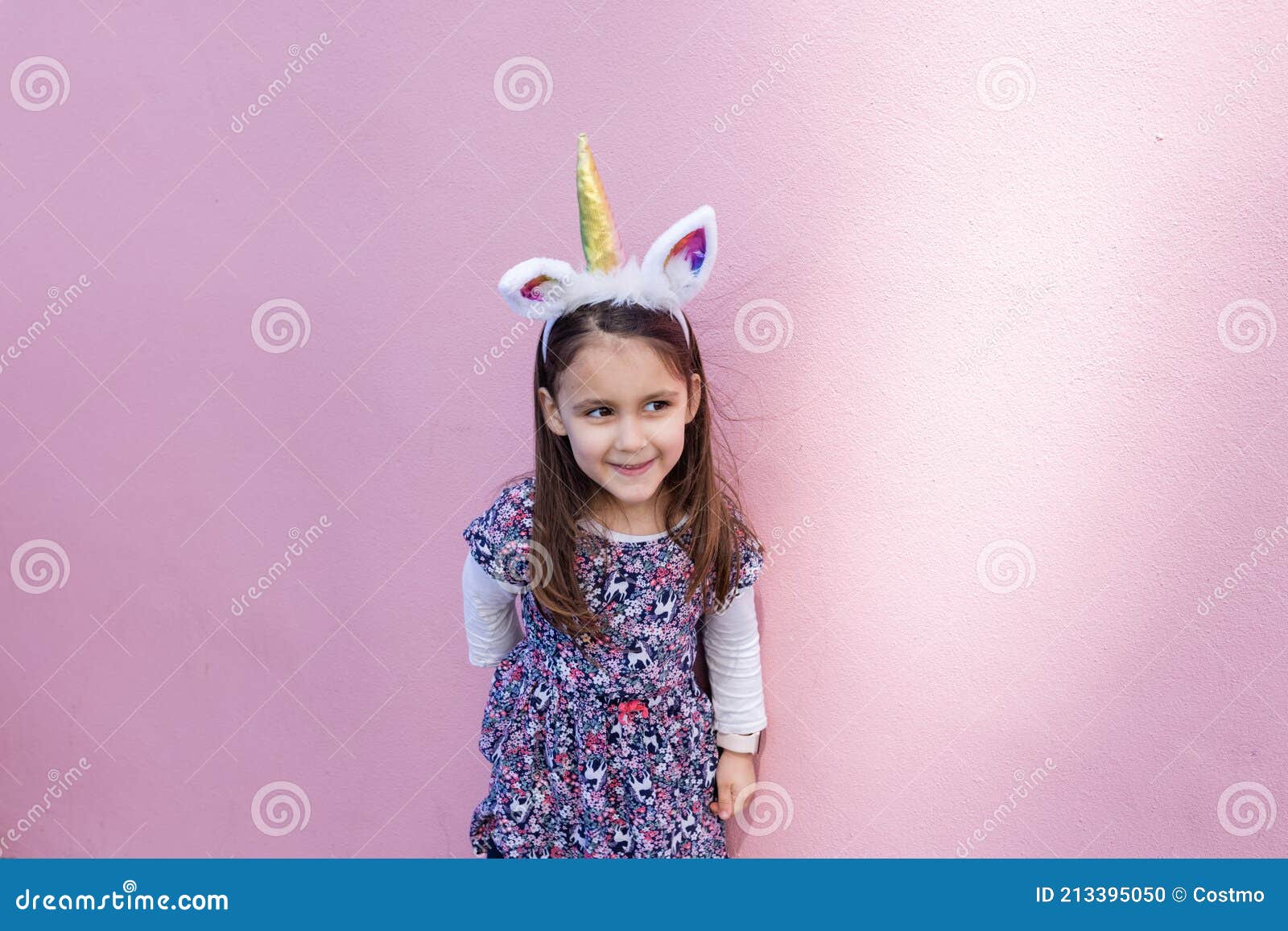 Adorable Niña Con Una Diadema Unicornio Con Fondo Rosa Foto de archivo -  Imagen de gente, feliz: 213395050