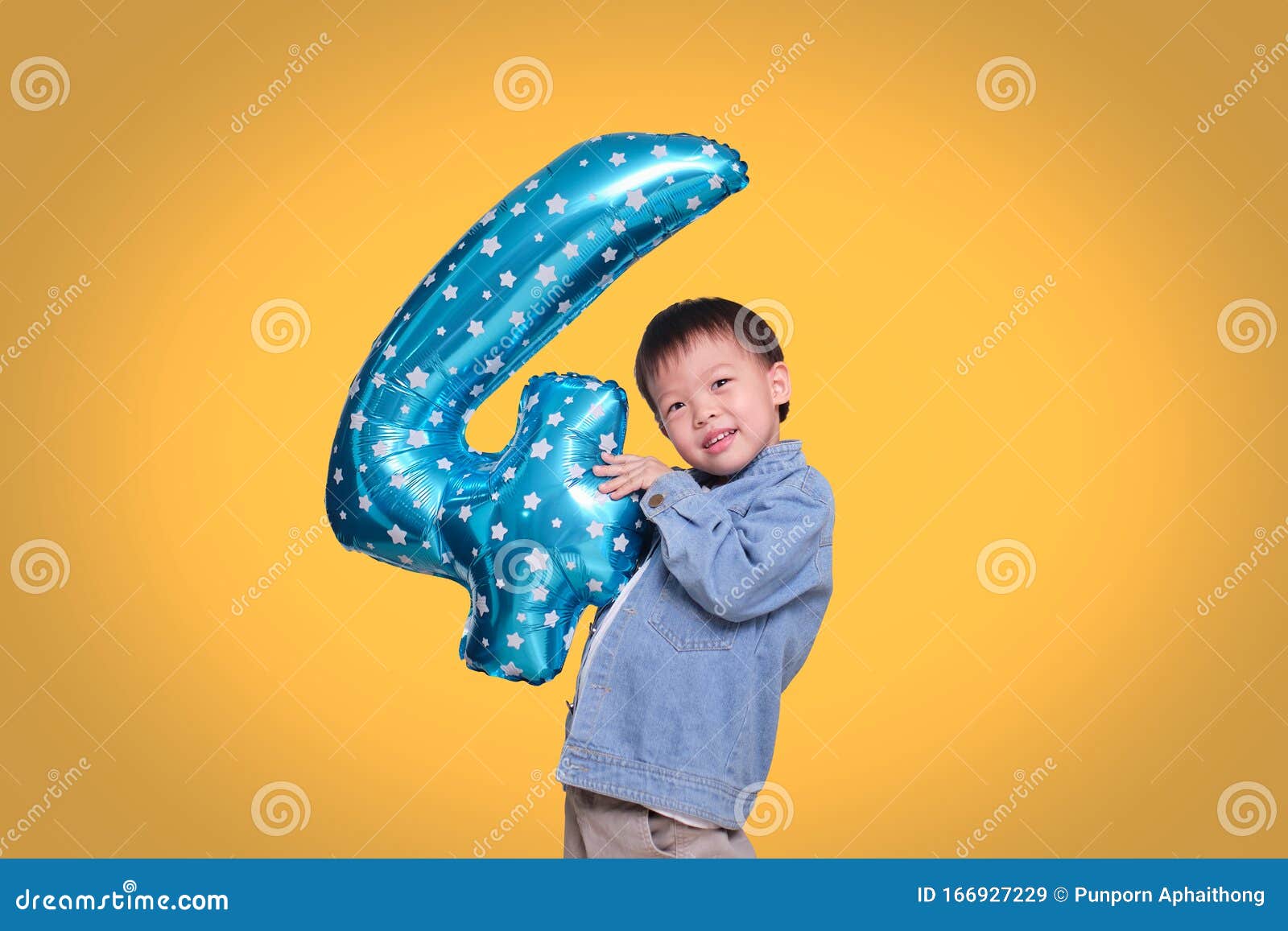 Adorable Niño Asiático De Cuatro Años Celebrando Su Cumpleaños Sosteniendo  El Globo Azul Número 4 Sobre Fondo Naranja Con Recorte Imagen de archivo -  Imagen de camino, muchacho: 166927229