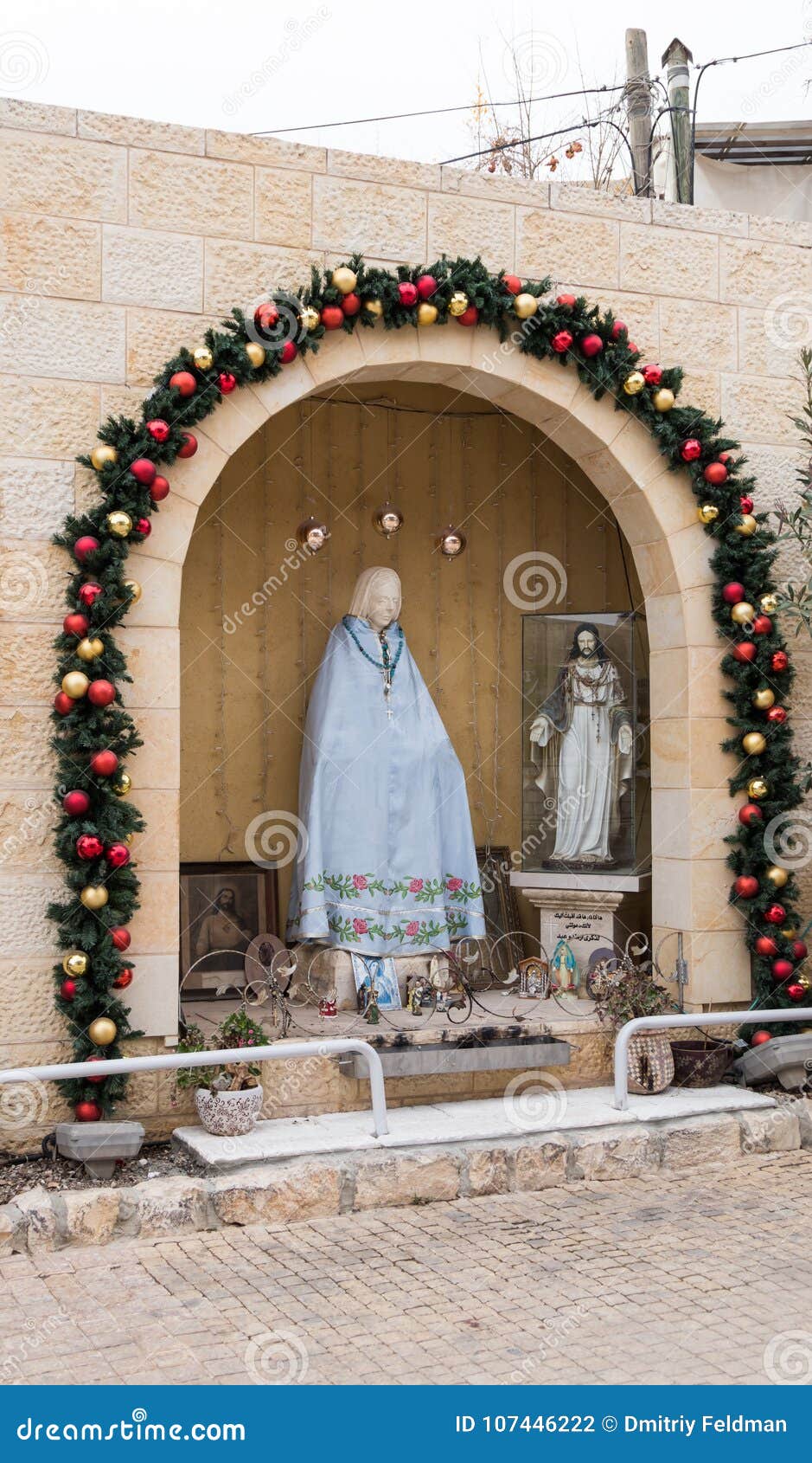 Adornado Para La Celebración De La Navidad, La Estatua De Mary Magdalene Cerca De La Iglesia Católica Griega En Ilya Del ` Del MI Fotografía editorial - Imagen de activo, concepto: 107446222 Adornado Para La Celebración De La Navidad, La Estatua De Mary Magdalene Cerca De La Iglesia Católica Griega En Ilya Del ` Del MI Fotografía editorial - Imagen de activo, concepto: 107446222