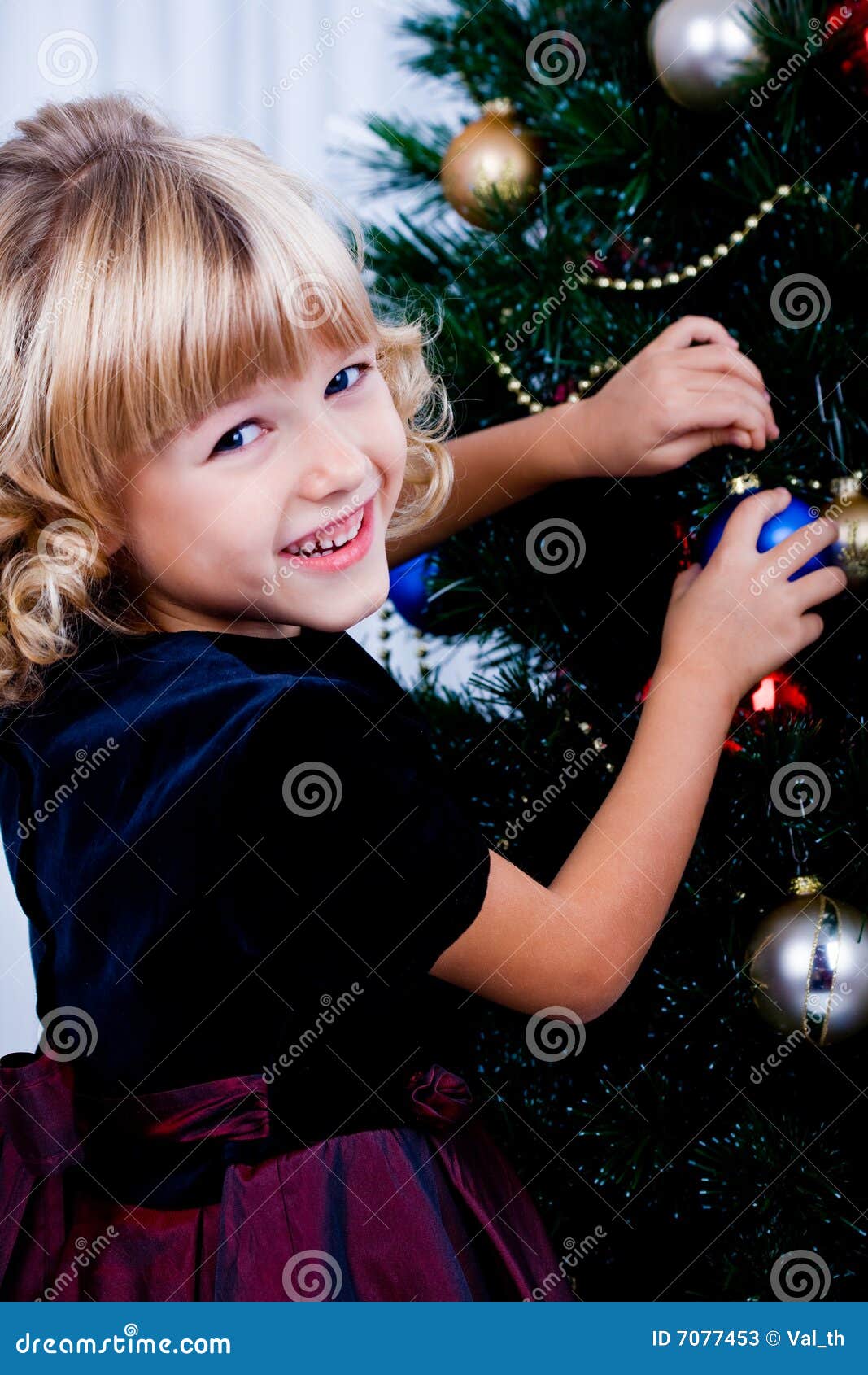 Adornamiento del árbol de navidad 6. Una muchacha que adorna el árbol de navidad