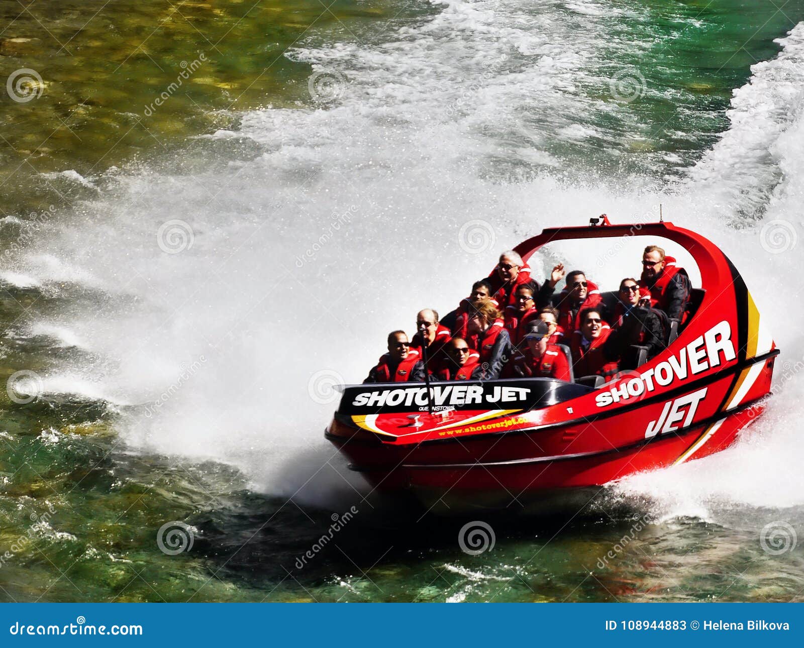 Adrenalin Jet Boat Ride Canyon, Neuseeland. Touristen genießen eine Adrenalinjet-Bootsfahrt auf den Shotover-Fluss in Queenstown, Neuseeland