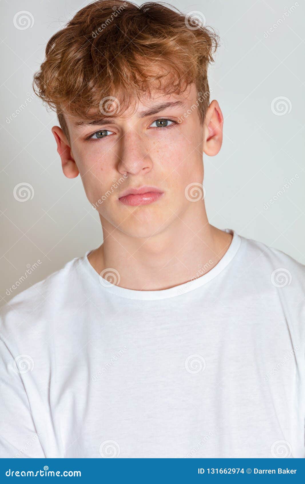 Adulte D'adolescent De L'adolescence Masculin De Garçon Jeune Semblant  Triste, Réfléchi Ou Déprimé Photo stock - Image du jeune, fond: 131662974