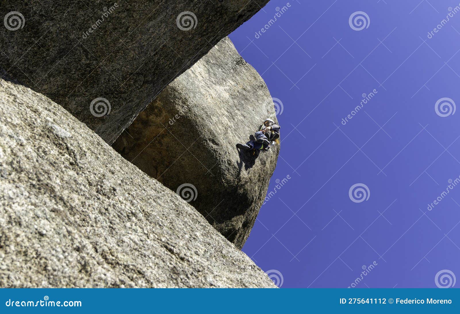 Adulto joven escalando un overhang de granito en torrelodones madrid. escalada en roca. concepto de deportes extremos