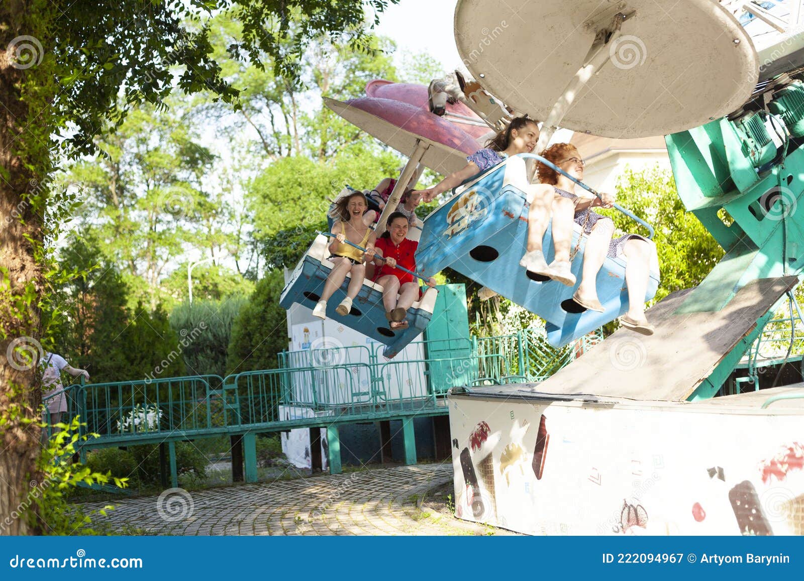 Atração Para Jovens E Idosos Em Forma De Carrossel No Parque De