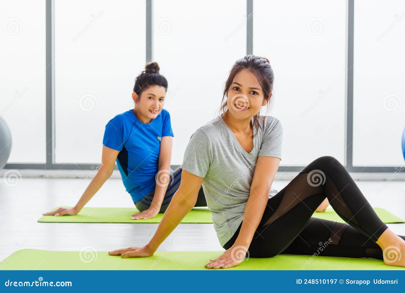 Adultos Y Jóvenes En Ropa Haciendo Ejercicios De Yoga Aerobic Con Sentarse En La Bola De Fitness de archivo - Imagen medio, deportivo: 248510197
