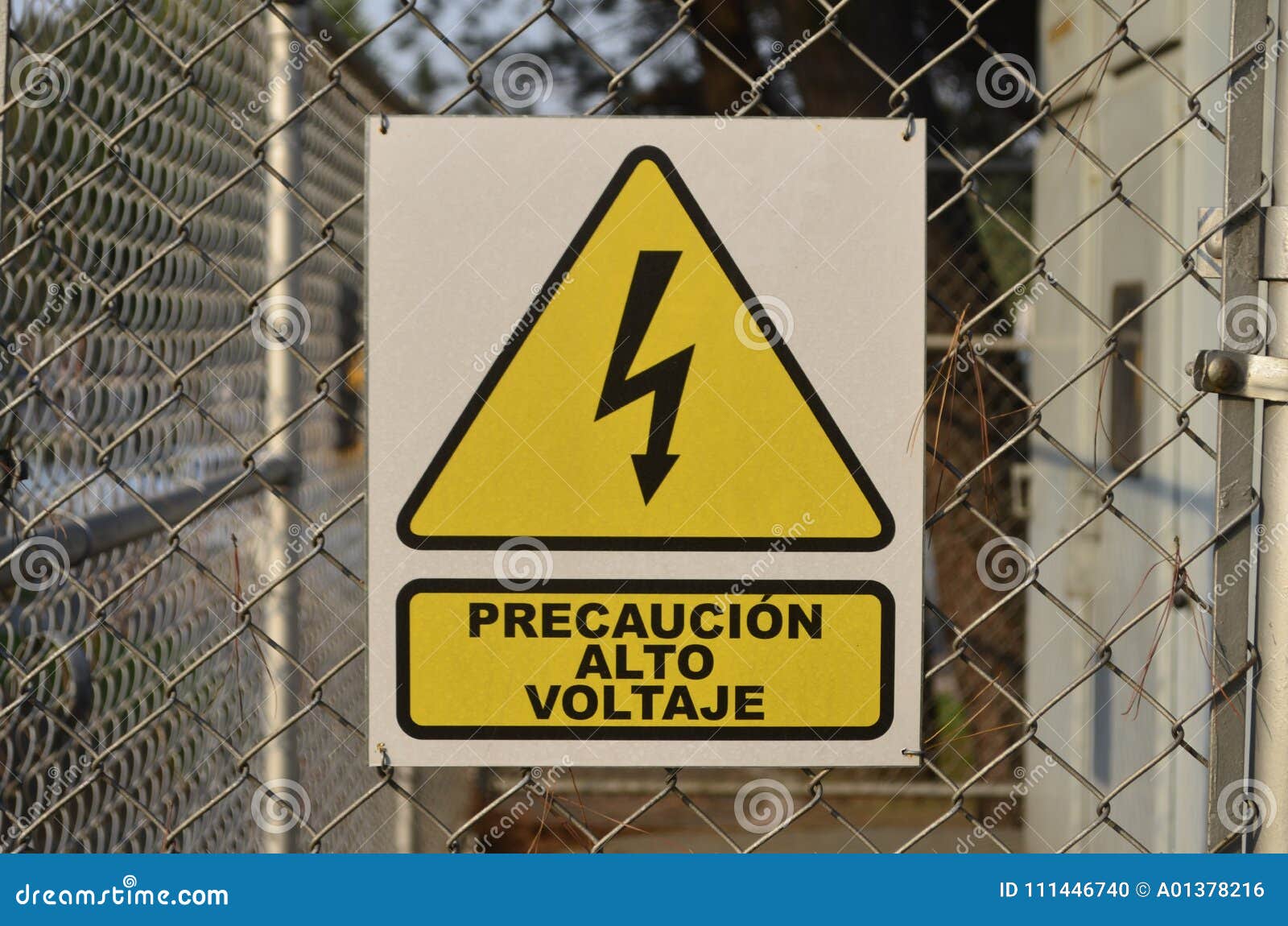 advertencia alto voltaje / high voltage warning