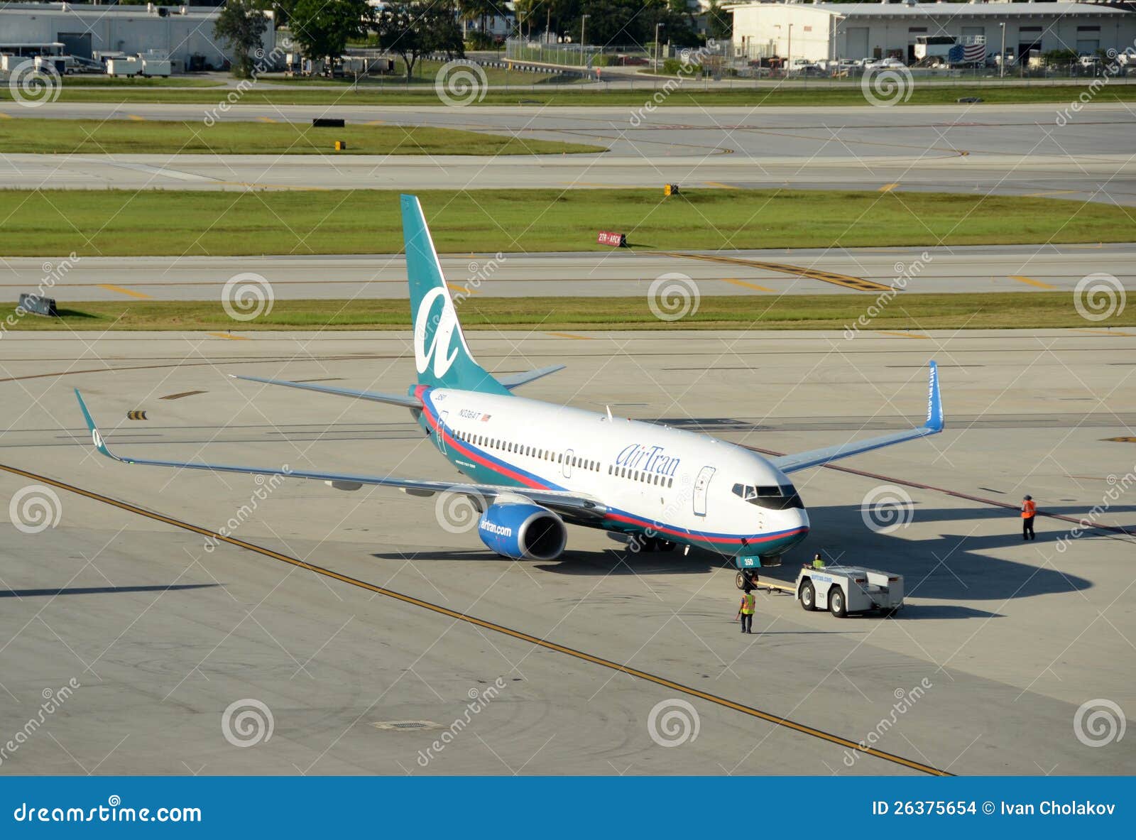 Aereo passeggeri di Trand dell'aria. Fort Lauderdale, S.U.A. - 9 agosto 2012: L'aeroplano dell'aereo passeggeri di Tran Boeing 737 dell'aria arriva a Fort Lauderdale, Florida. L'aria Tran ha recentemente ben acquistato da Southwest Airlines