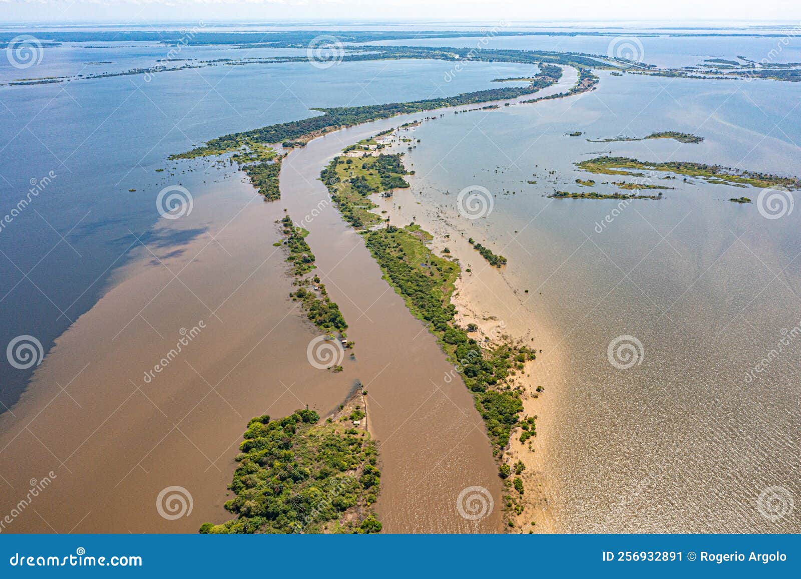 aerial landscape photo view of encontro das ÃÂguas amazonas e tapajÃÂ³s rivers at alter do chÃÂ£o, parÃÂ¡, brasil -river tapajÃÂ³s