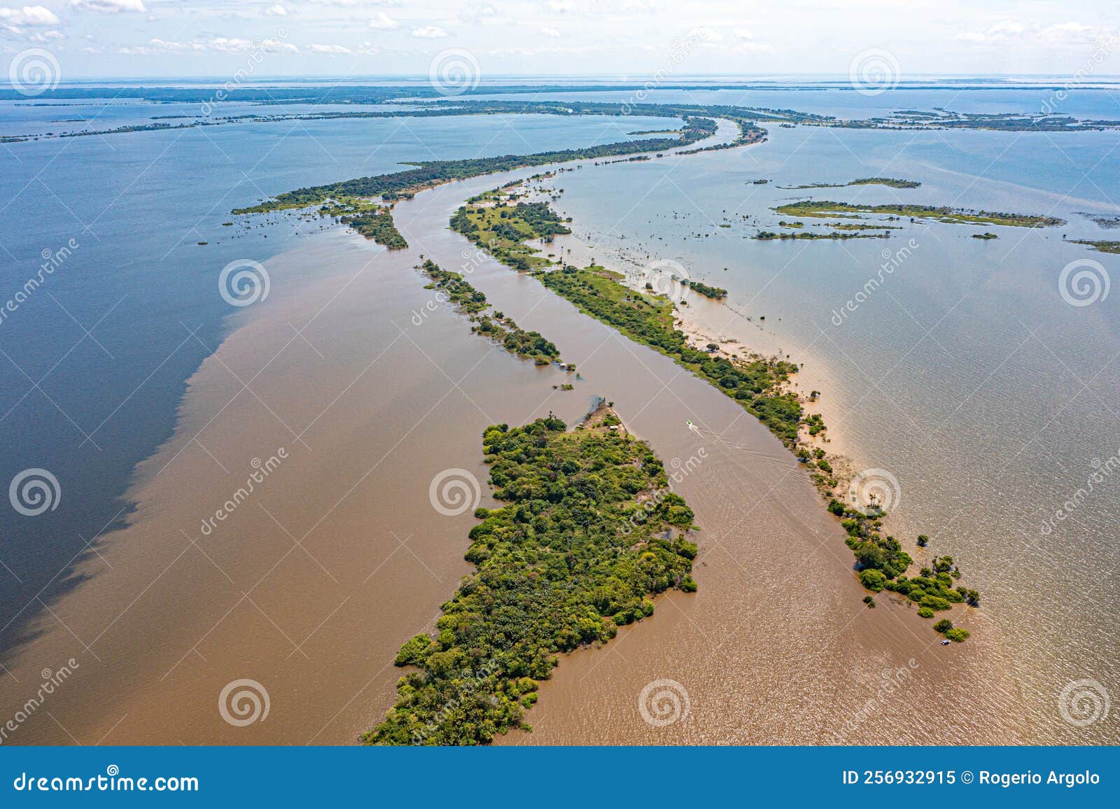 aerial landscape photo view of encontro das ÃÂguas amazonas e tapajÃÂ³s rivers at alter do chÃÂ£o, parÃÂ¡, brasil -river tapajÃÂ³s