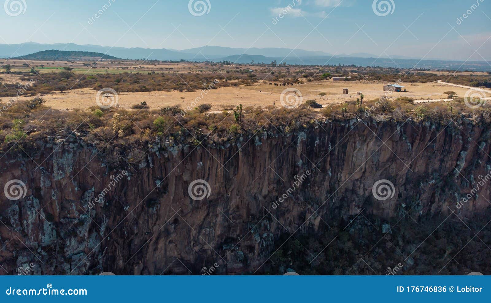 aerial shot of cliff and mountains in background in peÃÂ±a al aire libre state of hidalgo