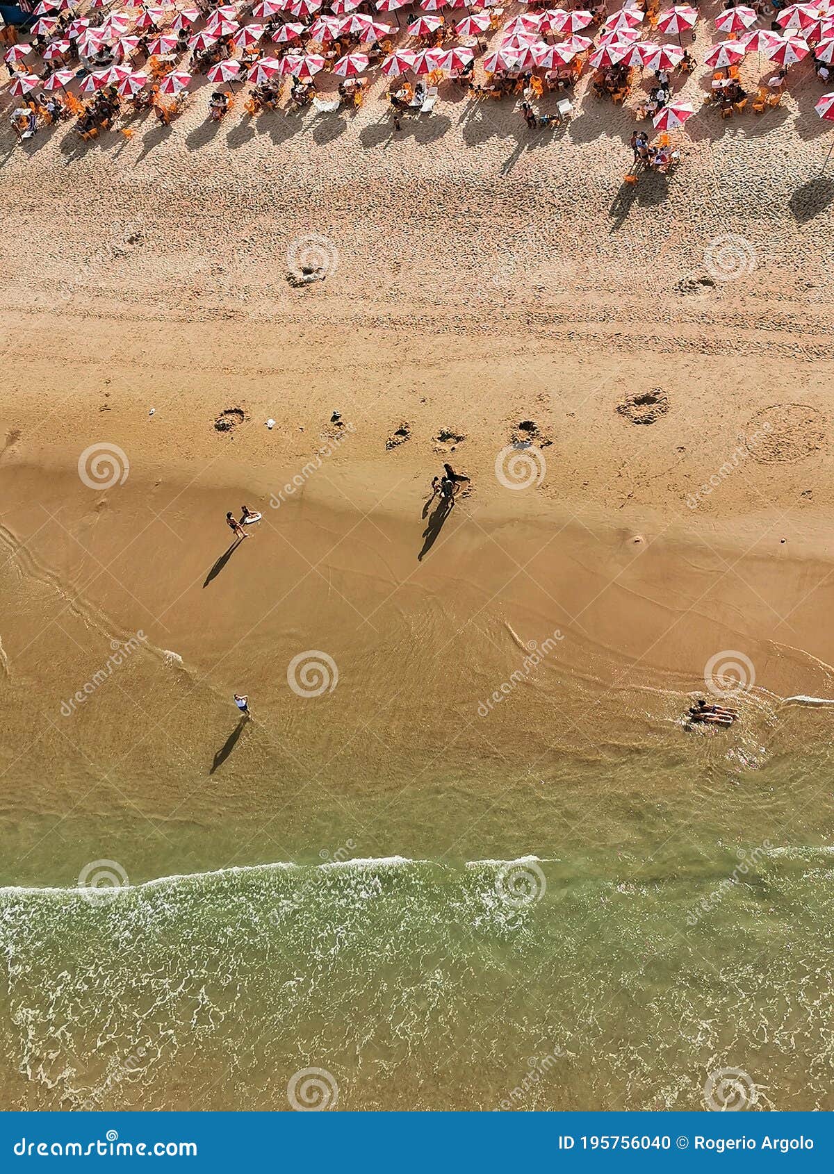 aerial view of the sea and people in the sand at praia do futuro beach, fortaleza, cearÃÂ¡ brazil