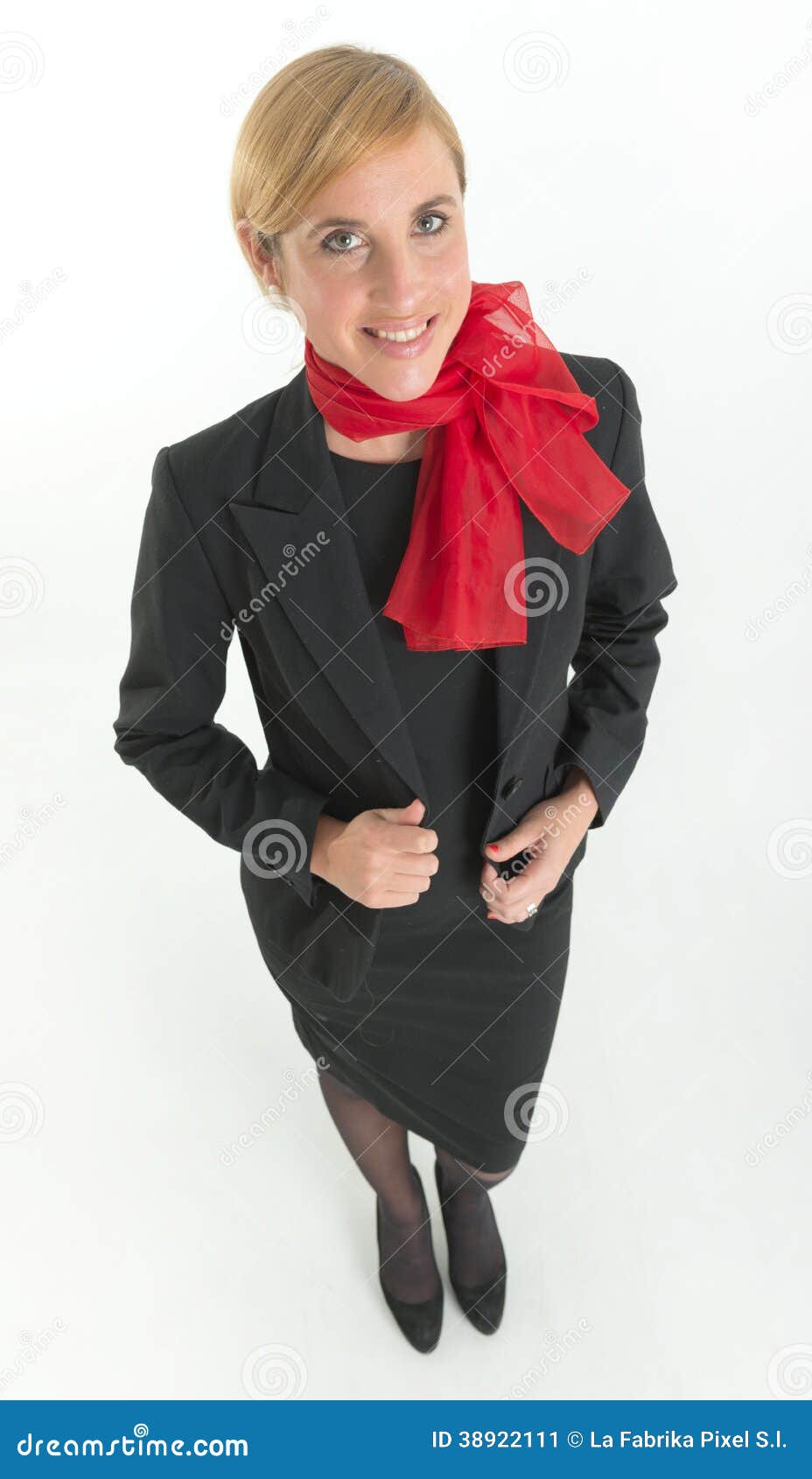 vestido preto com lenço vermelho