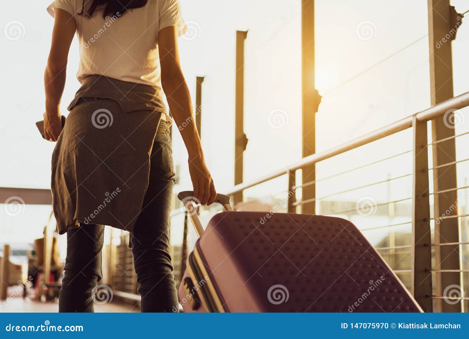 Aeroplano aspettante del viaggiatore della donna dopo la prenotazione del volo del biglietto all'aeroporto con il trasporto, zaino, bagagli della valigia per tempo di vacanza internazionale di viaggio di trasporto nel rilassamento di festa