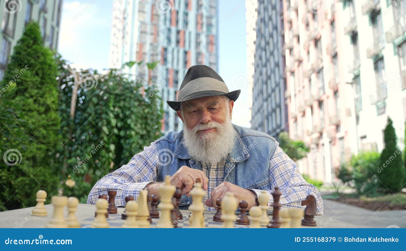 Homem jogando xadrez sozinho em casa